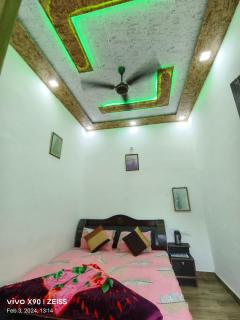 Shri Jamuna dham guesthouse - 8
