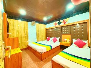 Hotel Flatties Mall Road Nainital - Open Sitting Area on Terrace with Full Naini Lake View and Mountain Valley View - Wi Fi - Room Service Available - Best Hotel on Mall Road nainital - Nainital - 0