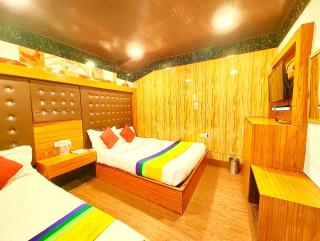 Hotel Flatties Mall Road Nainital - Open Sitting Area on Terrace with Full Naini Lake View and Mountain Valley View - Wi Fi - Room Service Available - Best Hotel on Mall Road nainital - Nainital - 2