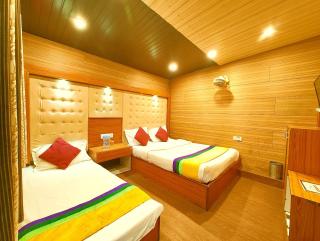 Hotel Flatties Mall Road Nainital - Open Sitting Area on Terrace with Full Naini Lake View and Mountain Valley View - Wi Fi - Room Service Available - Best Hotel on Mall Road nainital - Nainital - 1
