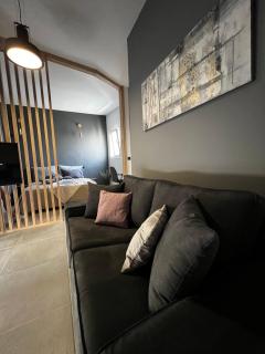 PSH -Stylish Quiet Top Floor Apt- Near Acropolis - 1