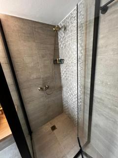 PSH -Stylish Quiet Top Floor Apt- Near Acropolis - 3