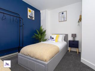 Carnforth 49 by Alt-Stay - 2 Bed En-Suite House - Parking, WiFi & Serviced Workspace - Contractors & Relocations - Weekly & Monthly Rates - For The Best Rates Visit w w w, alt-stay, c o , u k - 2