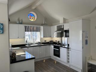 Seashell Cove, The Bay, 2 bedrooms with ensuites, parking for 2 cars, 2 dogs welcome - 7