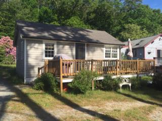 Charming Cape Cod Water View Cottage on Peters Pond - Sandwich - 8