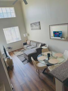 Spacious,2Queen beds, free parking, pool&gym and central location - 0