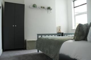 Spacious 5 bed Dunstable House with Free Parking - Dunstable - 0