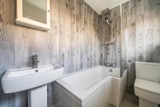 Spacious one bed apartment in a quiet leafy close. - 3