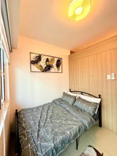 Modern Double-Sized Bed with Netflix & Pool View - Manila - 8