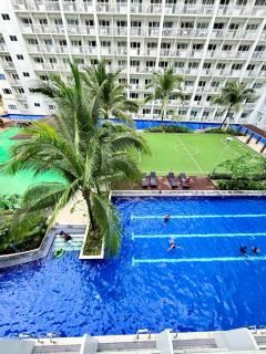 Modern Double-Sized Bed with Netflix & Pool View - Manila - 4