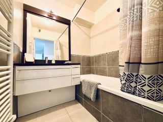 Central 2 bed apartment in Antibes walk to beach & old town! - Antibes - 8