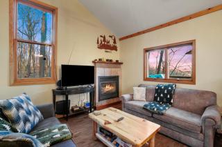 Hot tub, fireplace, fire pit, pool table, grill, EV, pets, HOA lake - 6