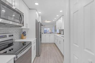 Renovated 2BR 2BA Waterfront Retreat with Stunning Intracoastal Views with Pool, Gym, Balcony - Boca Raton - 4