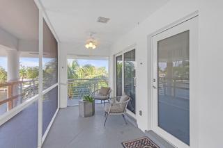 Waterfront 2BR Escape - Pool, Gym & Balcony with Intracoastal Views - Boca Raton - 9