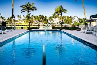 Waterfront 2BR Escape - Pool, Gym & Balcony with Intracoastal Views - 6