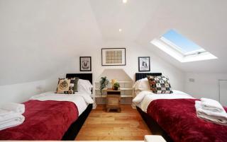Cozy 3-bed Watford Home - - 9