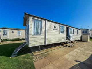 Lovely Caravan At Manor Park, Nearby Hunstanton Beach In Norfolk Ref 23067S - 0