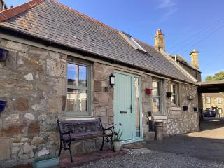 Cottage in Mid Calder Village near Edinburgh - - 0