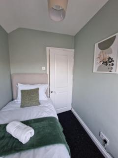 Cosy 3 Bed House Excellent Location NEC BHX HS2 Hot Tub Lazy Spa - 3