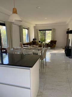 Casa amplia y moderna - 1