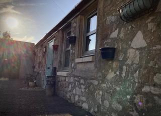 Cottage in Mid Calder Village near Edinburgh - - 6