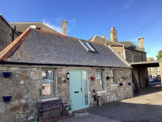 Cottage in Mid Calder Village near Edinburgh - - 8