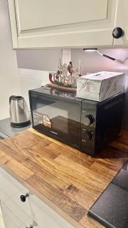 Modern Studio with Balcony - Close to Metro & Marina - 3