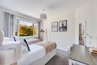 Charming Detached Bungalow - Close to Town Centre - Driveway Parking, Self-Check-In, Fast WiFi and Garden by Yoko Property - 9