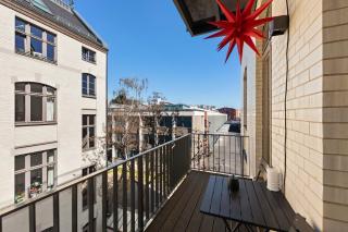 1,292 sq ft Historic Landmark, Checkpoint Charlie - 6