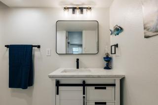 Affordable & New at Heart of SoCO Eateries King Bed Rain Shower Big Fence Yard - Austin - 6