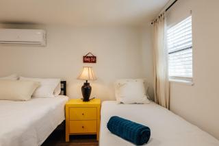 Affordable & New at Heart of SoCO Eateries King Bed Rain Shower Big Fence Yard - Austin - 8