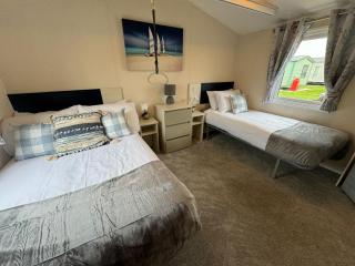Fantasy Island Resort - The Pearl, with Hot Tub - Coastal Caravan Breaks - Ingoldmells - 8