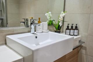 Cozy Studio with Balcony in Azizi Riviera and 10 Mins to Burj Khalifa - 3