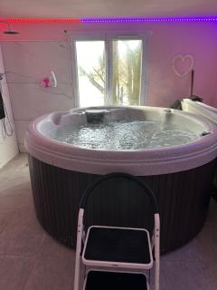 Bungalow 2 en bordure de lac accès jacuzzi - Beaupouyet - 9