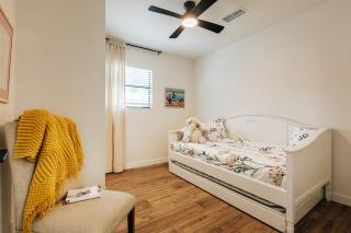 New Build, 4BR, King Bed & Rain shower Sleep 10, Walk 2 SoCO Eateries - Austin - 2