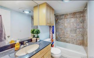 Centrally located hot tub, 5 bedrooms - Tulsa - 3