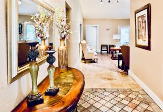 Centrally located hot tub, 5 bedrooms - Tulsa - 1