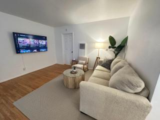 Boho 1-Bedroom Beach Condo with Mid Size Parking & Laundry - Long Beach - 1