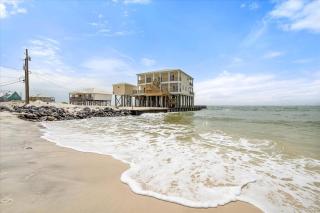 Shamrock Shores - GULF FRONT west end PET FRIENDLY property with room for everyone, 3 Master suites! home - Dauphin Island - 4