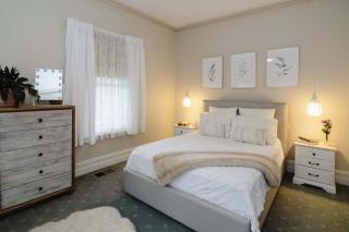 Luxurious Living With Fire Place & Parking - Lower Plenty - 7