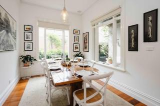 Luxurious Living With Fire Place & Parking - Lower Plenty - 8