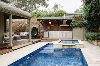 Luxury Retreat with Pool and Fireplace & Parking - Lower Plenty - 9