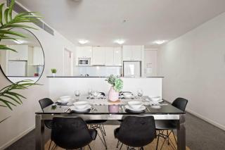 Cozy 2BR Apartment Steps from Darling Harbour - Sydney - 9