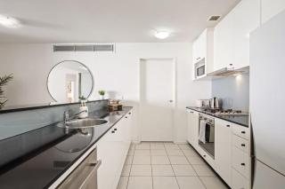 Cozy 2BR Apartment Steps from Darling Harbour - Sydney - 6