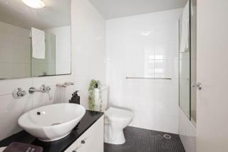 Cozy 2BR Apartment Steps from Darling Harbour - Sydney - 4