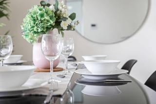 Cozy 2BR Apartment Steps from Darling Harbour - Sydney - 2