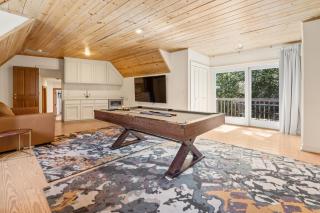 Stunning Waterfront Mansion with Pool and Hottub - Mercer Island - 4