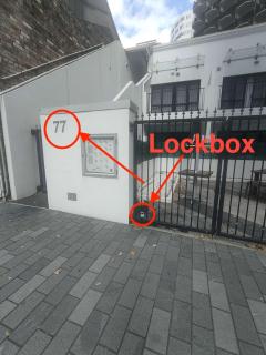 3 Double Beds and 1 Single Bed and 2 Double Sofa Beds in a small 2 Bedrooms Penthouse - Auckland - 9