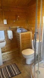 Lochinvar - Highland Log Cabin with Private Hot Tub - Airdrie - 6