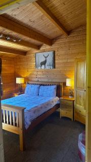 Lochinvar - Highland Log Cabin with Private Hot Tub - Airdrie - 8